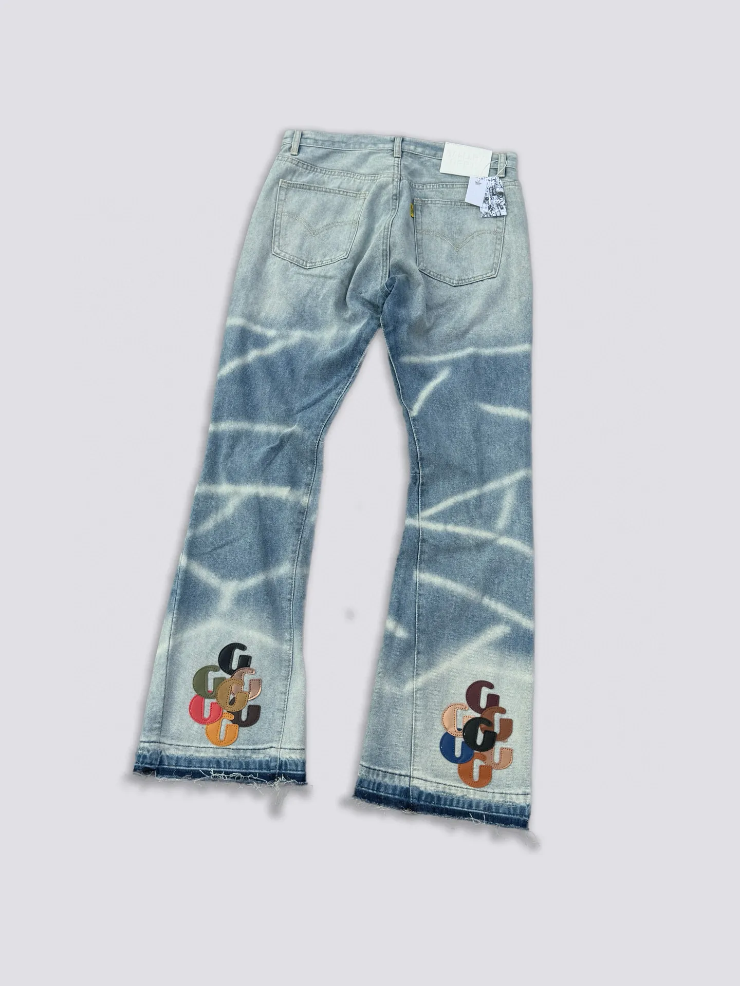 -Size upper body P240#G66 GALLERY DEPT. Denim spliced ​​with all-over printed leather ripped bell-bottoms, washed and distressed jeans. GALLERY is attracted by these bell-bottoms. Whether it is a reset of Carhartt or Levis, they all create a strong brand style. Since these pants are modified from rare vintage, the production capacity is limited. Therefore, after many icons wore them, these pants were once hard to find. Later, perhaps due to the improvement of GD's business in the past two years and the expansion of production lines, the brand itself lowered the price, so I can't wait any longer for these pants this year and will definitely buy them. During the process of the denim washing plant, the owner of the washing plant helped introduce a boss who had worked for Levi's foundry and started his own business. This also paved the way for the following styles. Therefore, Levi's remodeled single product for the base plate is really familiar. Whether it is the fabrics supplied or the lathes used in production, there is nothing to choose from. -Color: blue -Size: S-XXL (corresponding to 28-36)